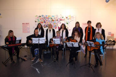 Dentro de los actos organizados con motivo del Día de la mujer, los vecinos de Aoiz pudieron disfrutar el sábado 3 de marzo de una experiencia única: una instalación artística que se desarrolló en directo, con figuras femeninas que cada artista convirtió en musas, al que se sumó posteriormente un concierto del Grupo vocal e instrumental de Bilaketa y del grupo 'Las Milas'.  El acto se desarrolló en la Casa de Cultura.