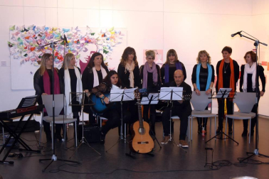 Dentro de los actos organizados con motivo del Día de la mujer, los vecinos de Aoiz pudieron disfrutar el sábado 3 de marzo de una experiencia única: una instalación artística que se desarrolló en directo, con figuras femeninas que cada artista convirtió en musas, al que se sumó posteriormente un concierto del Grupo vocal e instrumental de Bilaketa y del grupo 'Las Milas'.  El acto se desarrolló en la Casa de Cultura.