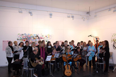 Dentro de los actos organizados con motivo del Día de la mujer, los vecinos de Aoiz pudieron disfrutar el sábado 3 de marzo de una experiencia única: una instalación artística que se desarrolló en directo, con figuras femeninas que cada artista convirtió en musas, al que se sumó posteriormente un concierto del Grupo vocal e instrumental de Bilaketa y del grupo 'Las Milas'.  El acto se desarrolló en la Casa de Cultura.