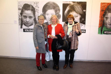 Dentro de los actos organizados con motivo del Día de la mujer, los vecinos de Aoiz pudieron disfrutar el sábado 3 de marzo de una experiencia única: una instalación artística que se desarrolló en directo, con figuras femeninas que cada artista convirtió en musas, al que se sumó posteriormente un concierto del Grupo vocal e instrumental de Bilaketa y del grupo 'Las Milas'.  El acto se desarrolló en la Casa de Cultura.