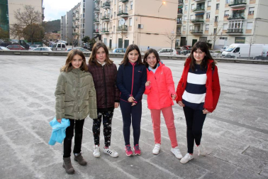 Dentro de los actos organizados con motivo del Día de la mujer, los vecinos de Aoiz pudieron disfrutar el sábado 3 de marzo de una experiencia única: una instalación artística que se desarrolló en directo, con figuras femeninas que cada artista convirtió en musas, al que se sumó posteriormente un concierto del Grupo vocal e instrumental de Bilaketa y del grupo 'Las Milas'.  El acto se desarrolló en la Casa de Cultura.