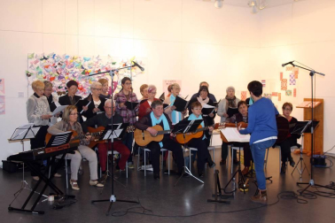 Dentro de los actos organizados con motivo del Día de la mujer, los vecinos de Aoiz pudieron disfrutar el sábado 3 de marzo de una experiencia única: una instalación artística que se desarrolló en directo, con figuras femeninas que cada artista convirtió en musas, al que se sumó posteriormente un concierto del Grupo vocal e instrumental de Bilaketa y del grupo 'Las Milas'.  El acto se desarrolló en la Casa de Cultura.