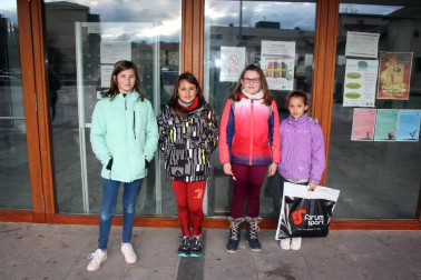 Dentro de los actos organizados con motivo del Día de la mujer, los vecinos de Aoiz pudieron disfrutar el sábado 3 de marzo de una experiencia única: una instalación artística que se desarrolló en directo, con figuras femeninas que cada artista convirtió en musas, al que se sumó posteriormente un concierto del Grupo vocal e instrumental de Bilaketa y del grupo 'Las Milas'.  El acto se desarrolló en la Casa de Cultura.