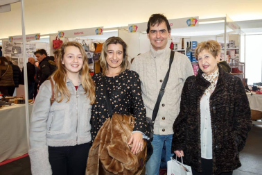 Baluarte se ha convertido una vez más en un gigantesco espacio comercial en el que diferentes marcas y establecimientos han puesto a disposición del público sus mejores ofertas. La feria 'Pamplona stock' ha cumplido con esta su decimosegunda edición, ofreciendo cuatro días de compras bajo la organización de la Asociación de Comerciantes de Pamplona y la Asociación de Comerciantes de Navarra.