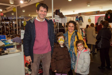Baluarte se ha convertido una vez más en un gigantesco espacio comercial en el que diferentes marcas y establecimientos han puesto a disposición del público sus mejores ofertas. La feria 'Pamplona stock' ha cumplido con esta su decimosegunda edición, ofreciendo cuatro días de compras bajo la organización de la Asociación de Comerciantes de Pamplona y la Asociación de Comerciantes de Navarra.