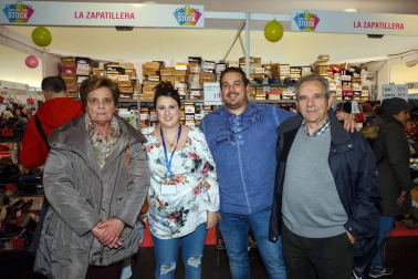Baluarte se ha convertido una vez más en un gigantesco espacio comercial en el que diferentes marcas y establecimientos han puesto a disposición del público sus mejores ofertas. La feria 'Pamplona stock' ha cumplido con esta su decimosegunda edición, ofreciendo cuatro días de compras bajo la organización de la Asociación de Comerciantes de Pamplona y la Asociación de Comerciantes de Navarra.