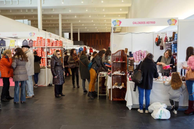Baluarte se ha convertido una vez más en un gigantesco espacio comercial en el que diferentes marcas y establecimientos han puesto a disposición del público sus mejores ofertas. La feria 'Pamplona stock' ha cumplido con esta su decimosegunda edición, ofreciendo cuatro días de compras bajo la organización de la Asociación de Comerciantes de Pamplona y la Asociación de Comerciantes de Navarra.