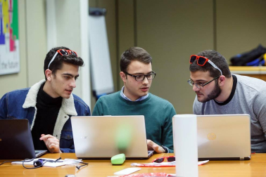 Una veintena de estudiantes del grado y máster en Ingeniería Informática de la Universidad Pública de Navarra participaron en la edición 2018 del evento de Google #Hash Code, un desafío internacional “online” de programación organizado por la compañía norteamericana para resolver un problema real de ingeniería y que les enfrentó con más de 30.000 personas repartidas por todo el mundo.