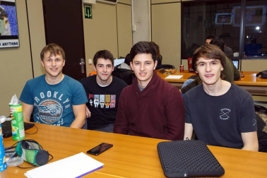 Una veintena de estudiantes del grado y máster en Ingeniería Informática de la Universidad Pública de Navarra participaron en la edición 2018 del evento de Google #Hash Code, un desafío internacional “online” de programación organizado por la compañía norteamericana para resolver un problema real de ingeniería y que les enfrentó con más de 30.000 personas repartidas por todo el mundo.