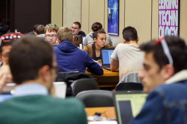 Una veintena de estudiantes del grado y máster en Ingeniería Informática de la Universidad Pública de Navarra participaron en la edición 2018 del evento de Google #Hash Code, un desafío internacional “online” de programación organizado por la compañía norteamericana para resolver un problema real de ingeniería y que les enfrentó con más de 30.000 personas repartidas por todo el mundo.
