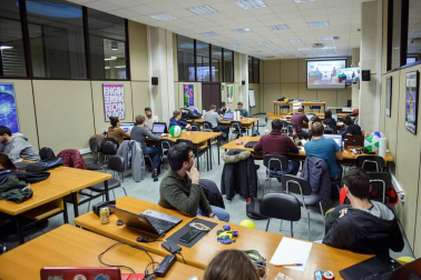 Una veintena de estudiantes del grado y máster en Ingeniería Informática de la Universidad Pública de Navarra participaron en la edición 2018 del evento de Google #Hash Code, un desafío internacional “online” de programación organizado por la compañía norteamericana para resolver un problema real de ingeniería y que les enfrentó con más de 30.000 personas repartidas por todo el mundo.