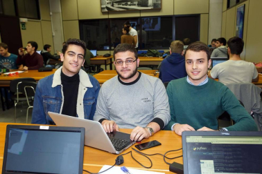 Una veintena de estudiantes del grado y máster en Ingeniería Informática de la Universidad Pública de Navarra participaron en la edición 2018 del evento de Google #Hash Code, un desafío internacional “online” de programación organizado por la compañía norteamericana para resolver un problema real de ingeniería y que les enfrentó con más de 30.000 personas repartidas por todo el mundo.