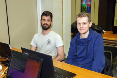 Una veintena de estudiantes del grado y máster en Ingeniería Informática de la Universidad Pública de Navarra participaron en la edición 2018 del evento de Google #Hash Code, un desafío internacional “online” de programación organizado por la compañía norteamericana para resolver un problema real de ingeniería y que les enfrentó con más de 30.000 personas repartidas por todo el mundo.