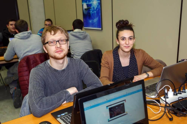 Una veintena de estudiantes del grado y máster en Ingeniería Informática de la Universidad Pública de Navarra participaron en la edición 2018 del evento de Google #Hash Code, un desafío internacional “online” de programación organizado por la compañía norteamericana para resolver un problema real de ingeniería y que les enfrentó con más de 30.000 personas repartidas por todo el mundo.