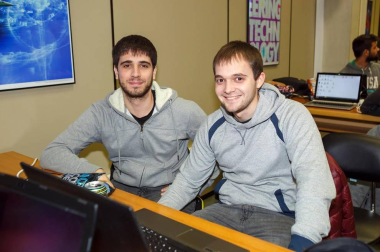 Una veintena de estudiantes del grado y máster en Ingeniería Informática de la Universidad Pública de Navarra participaron en la edición 2018 del evento de Google #Hash Code, un desafío internacional “online” de programación organizado por la compañía norteamericana para resolver un problema real de ingeniería y que les enfrentó con más de 30.000 personas repartidas por todo el mundo.