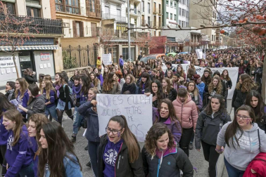 Imágenes de la concentración de 1700 personas en la localidad el 8 de marzo.