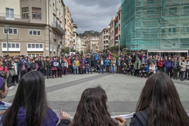 Imágenes de la concentración de 1700 personas en la localidad el 8 de marzo.
