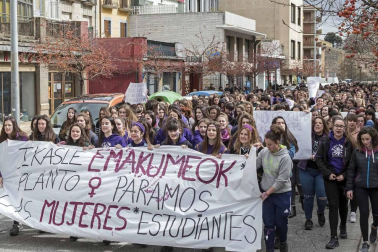 Imágenes de la concentración de 1700 personas en la localidad el 8 de marzo.