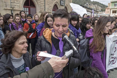 Imágenes de la concentración de 1700 personas en la localidad el 8 de marzo.