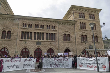 Imágenes de la concentración de 1700 personas en la localidad el 8 de marzo.
