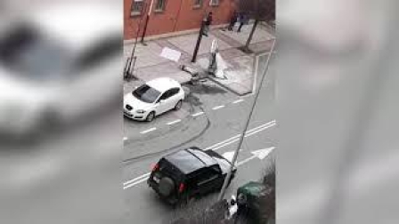 Así se dio a la fuga un coche tras chocar en la Rochapea