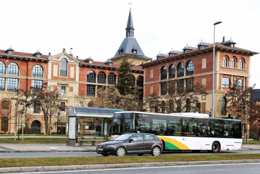 Imágenes de las nuevas paradas de villavesa, el apeadero en Paseo Sarasate y la zona verde en la Taconera.