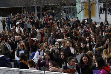 Cientos de admiradores de todas las edades se han acercado este viernes por la tarde hasta la plaza de Baluarte para conseguir un disco firmado por la ganadora de la última edición de 'Operación Triunfo'