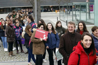 Cientos de admiradores de todas las edades se han acercado este viernes por la tarde hasta la plaza de Baluarte para conseguir un disco firmado por la ganadora de la última edición de 'Operación Triunfo'