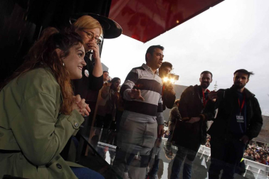 Cientos de admiradores de todas las edades se han acercado este viernes por la tarde hasta la plaza de Baluarte para conseguir un disco firmado por la ganadora de la última edición de 'Operación Triunfo'