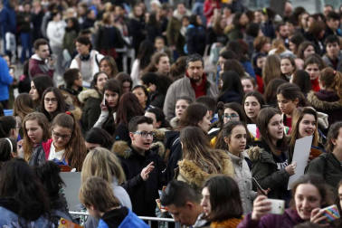 Cientos de admiradores de todas las edades se han acercado este viernes por la tarde hasta la plaza de Baluarte para conseguir un disco firmado por la ganadora de la última edición de 'Operación Triunfo'