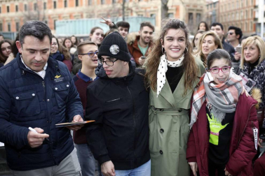 Cientos de admiradores de todas las edades se han acercado este viernes por la tarde hasta la plaza de Baluarte para conseguir un disco firmado por la ganadora de la última edición de 'Operación Triunfo'