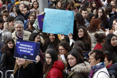 Cientos de admiradores de todas las edades se han acercado este viernes por la tarde hasta la plaza de Baluarte para conseguir un disco firmado por la ganadora de la última edición de 'Operación Triunfo'