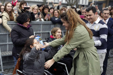 Cientos de admiradores de todas las edades se han acercado este viernes por la tarde hasta la plaza de Baluarte para conseguir un disco firmado por la ganadora de la última edición de 'Operación Triunfo'