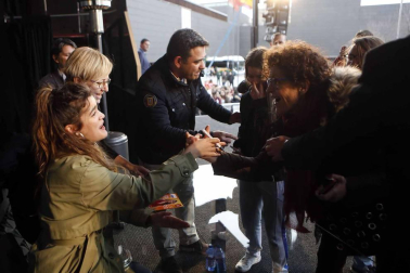 Cientos de admiradores de todas las edades se han acercado este viernes por la tarde hasta la plaza de Baluarte para conseguir un disco firmado por la ganadora de la última edición de 'Operación Triunfo'