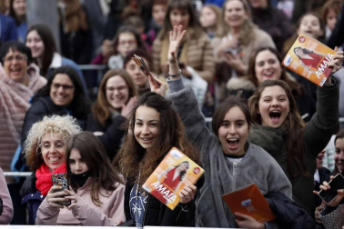 Cientos de admiradores de todas las edades se han acercado este viernes por la tarde hasta la plaza de Baluarte para conseguir un disco firmado por la ganadora de la última edición de 'Operación Triunfo'