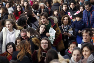 Cientos de admiradores de todas las edades se han acercado este viernes por la tarde hasta la plaza de Baluarte para conseguir un disco firmado por la ganadora de la última edición de 'Operación Triunfo'