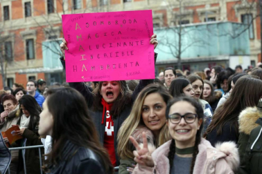 Cientos de admiradores de todas las edades se han acercado este viernes por la tarde hasta la plaza de Baluarte para conseguir un disco firmado por la ganadora de la última edición de 'Operación Triunfo'