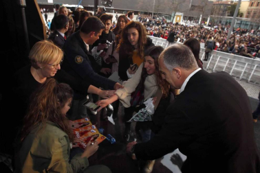 Cientos de admiradores de todas las edades se han acercado este viernes por la tarde hasta la plaza de Baluarte para conseguir un disco firmado por la ganadora de la última edición de 'Operación Triunfo'