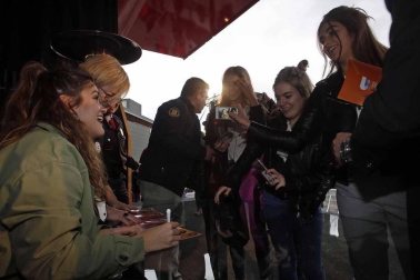 Cientos de admiradores de todas las edades se han acercado este viernes por la tarde hasta la plaza de Baluarte para conseguir un disco firmado por la ganadora de la última edición de 'Operación Triunfo'