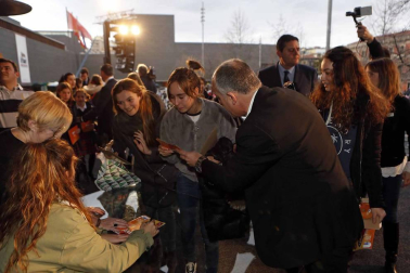 Cientos de admiradores de todas las edades se han acercado este viernes por la tarde hasta la plaza de Baluarte para conseguir un disco firmado por la ganadora de la última edición de 'Operación Triunfo'
