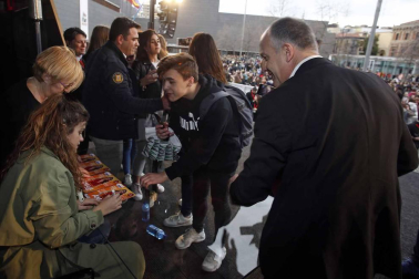 Cientos de admiradores de todas las edades se han acercado este viernes por la tarde hasta la plaza de Baluarte para conseguir un disco firmado por la ganadora de la última edición de 'Operación Triunfo'