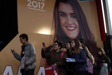 Cientos de admiradores de todas las edades se han acercado este viernes por la tarde hasta la plaza de Baluarte para conseguir un disco firmado por la ganadora de la última edición de 'Operación Triunfo'