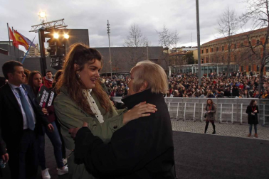Cientos de admiradores de todas las edades se han acercado este viernes por la tarde hasta la plaza de Baluarte para conseguir un disco firmado por la ganadora de la última edición de 'Operación Triunfo'