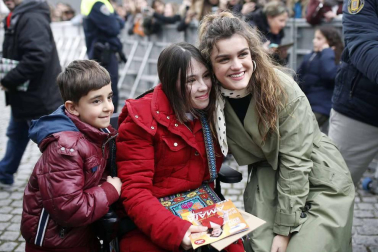 Cientos de admiradores de todas las edades se han acercado este viernes por la tarde hasta la plaza de Baluarte para conseguir un disco firmado por la ganadora de la última edición de 'Operación Triunfo'