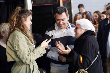 Cientos de admiradores de todas las edades se han acercado este viernes por la tarde hasta la plaza de Baluarte para conseguir un disco firmado por la ganadora de la última edición de 'Operación Triunfo'