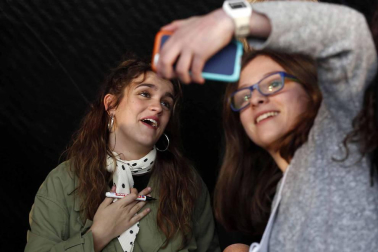 Cientos de admiradores de todas las edades se han acercado este viernes por la tarde hasta la plaza de Baluarte para conseguir un disco firmado por la ganadora de la última edición de 'Operación Triunfo'