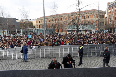 Cientos de admiradores de todas las edades se han acercado este viernes por la tarde hasta la plaza de Baluarte para conseguir un disco firmado por la ganadora de la última edición de 'Operación Triunfo'