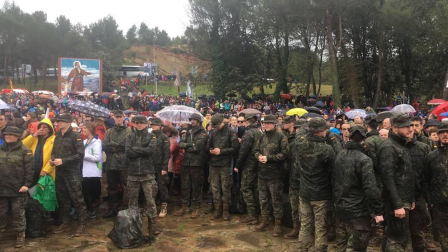 Imágenes de los miles de peregrinos que se han acercado este sábado hasta el castillo de Javier,