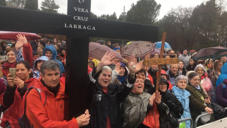 Imágenes de los miles de peregrinos que se han acercado este sábado hasta el castillo de Javier,