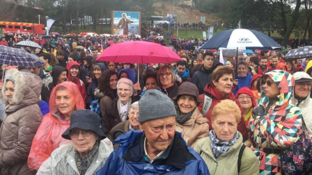 Imágenes de los miles de peregrinos que se han acercado este sábado hasta el castillo de Javier,